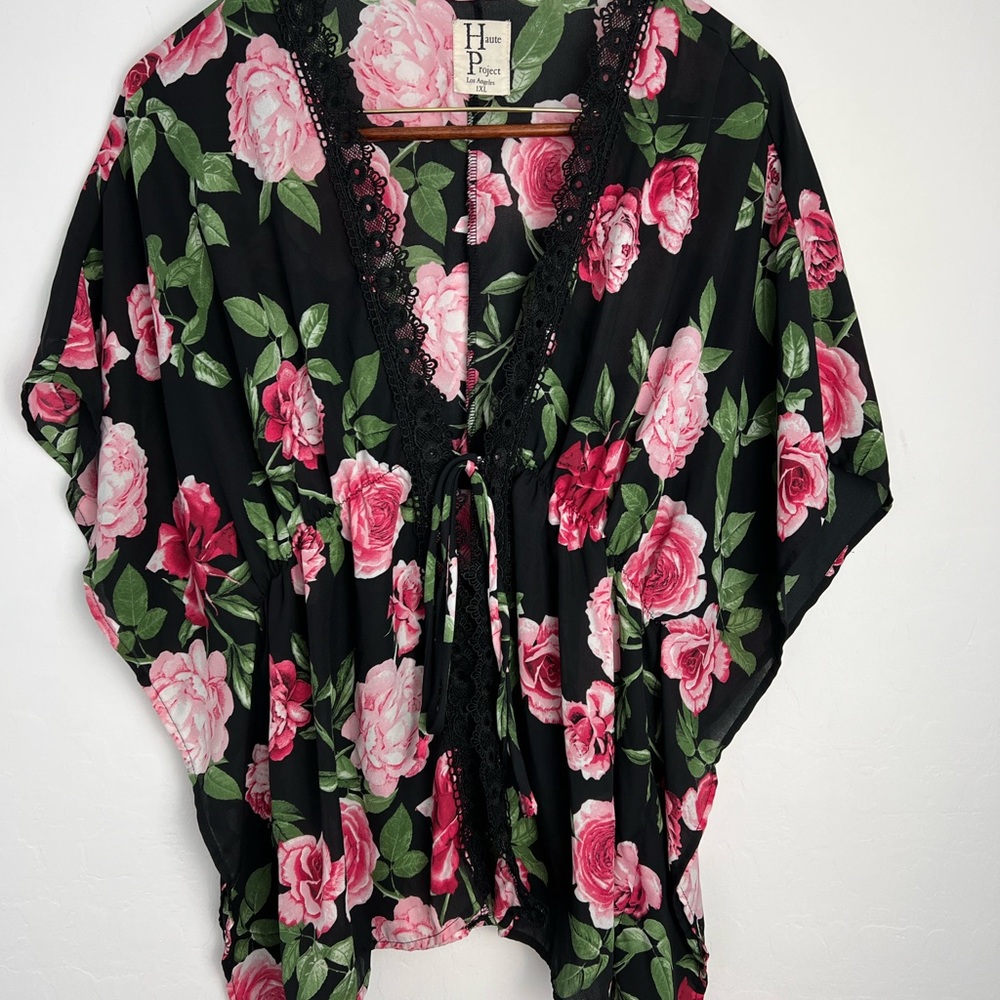 Pink rose flower design light weight blouse by Haute Project Top Size 1X - Picture 2 of 5